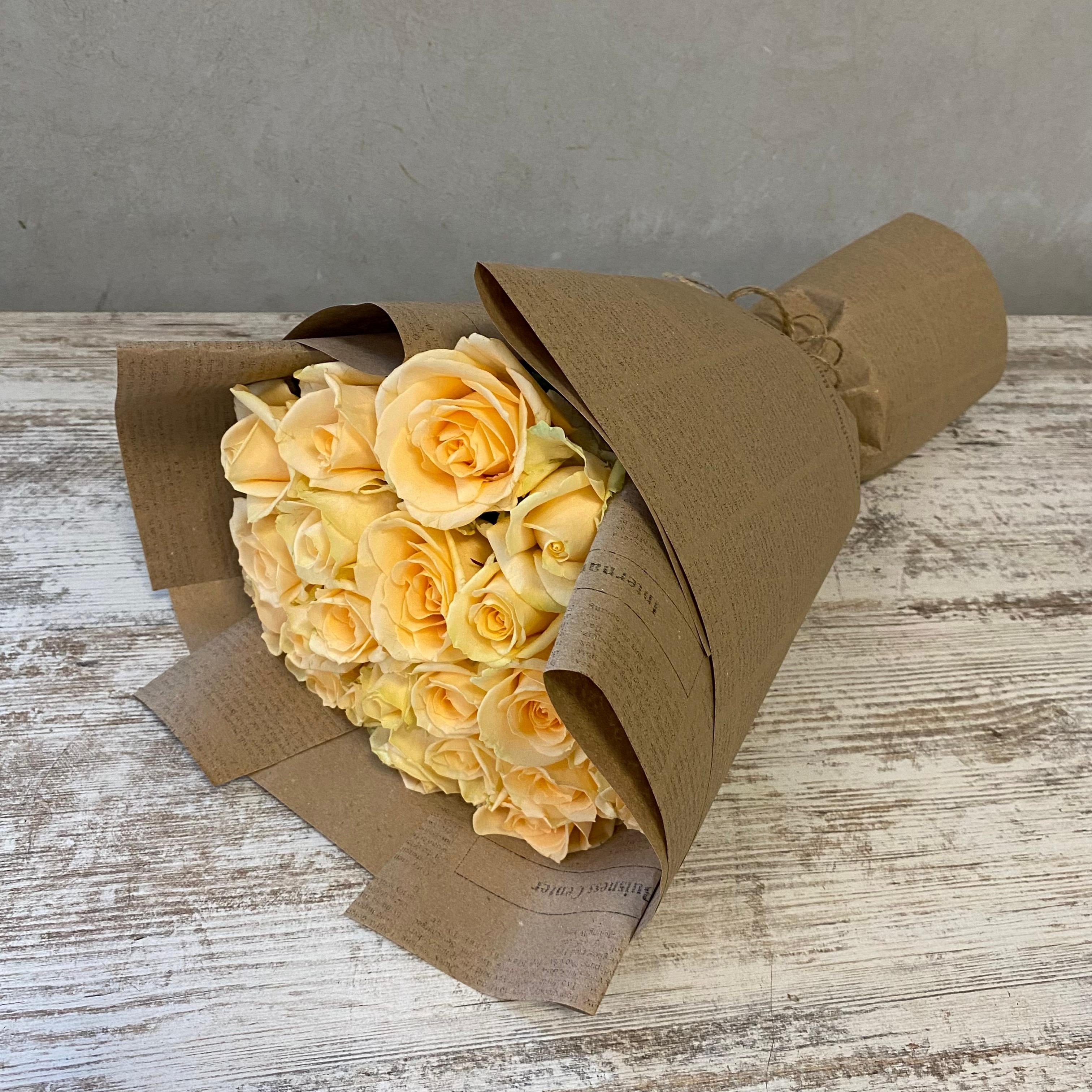 Букет из 9 персиковых роз в крафте